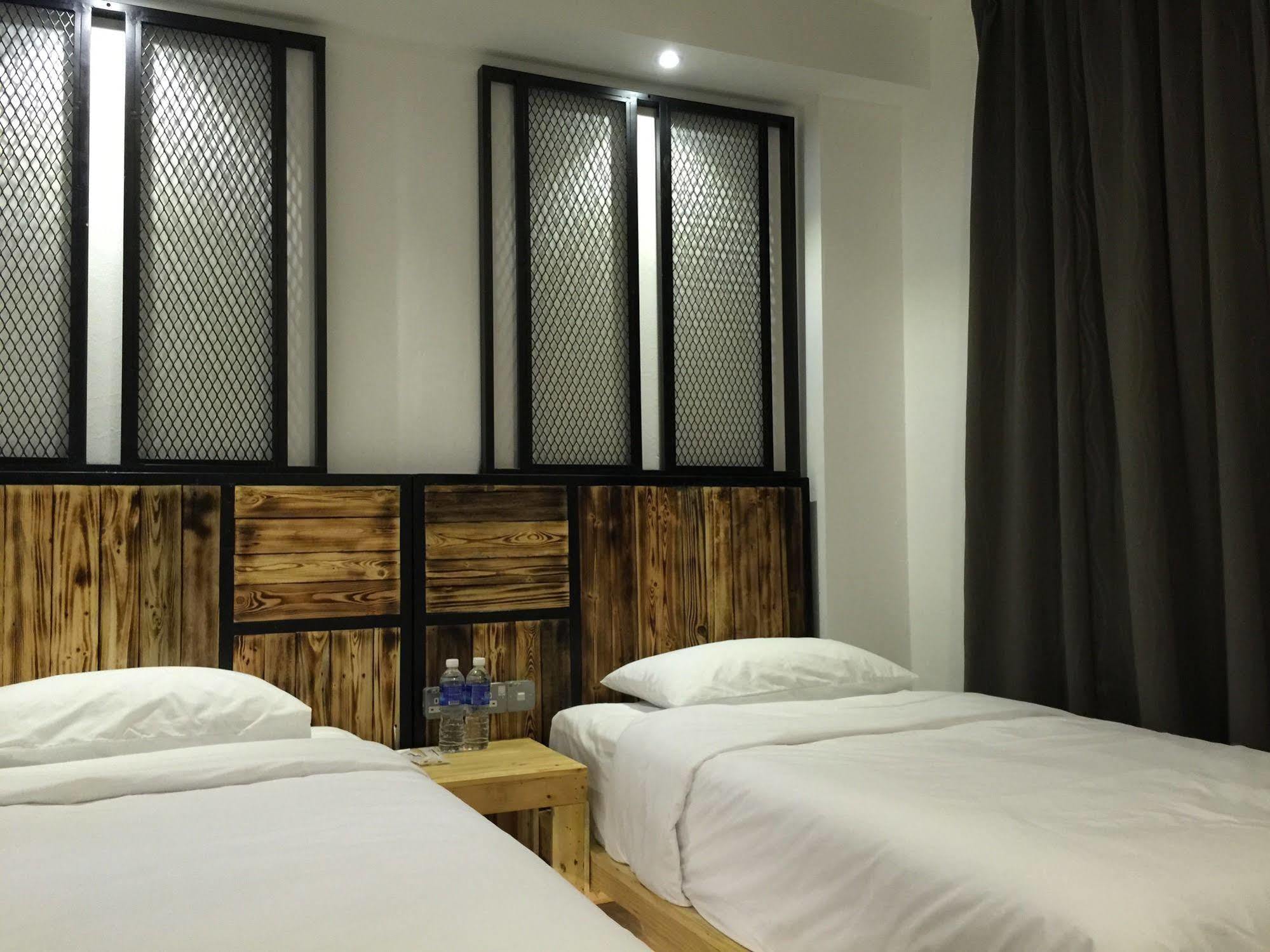 The Oikos Hotel Понтиан Кечил Екстериор снимка