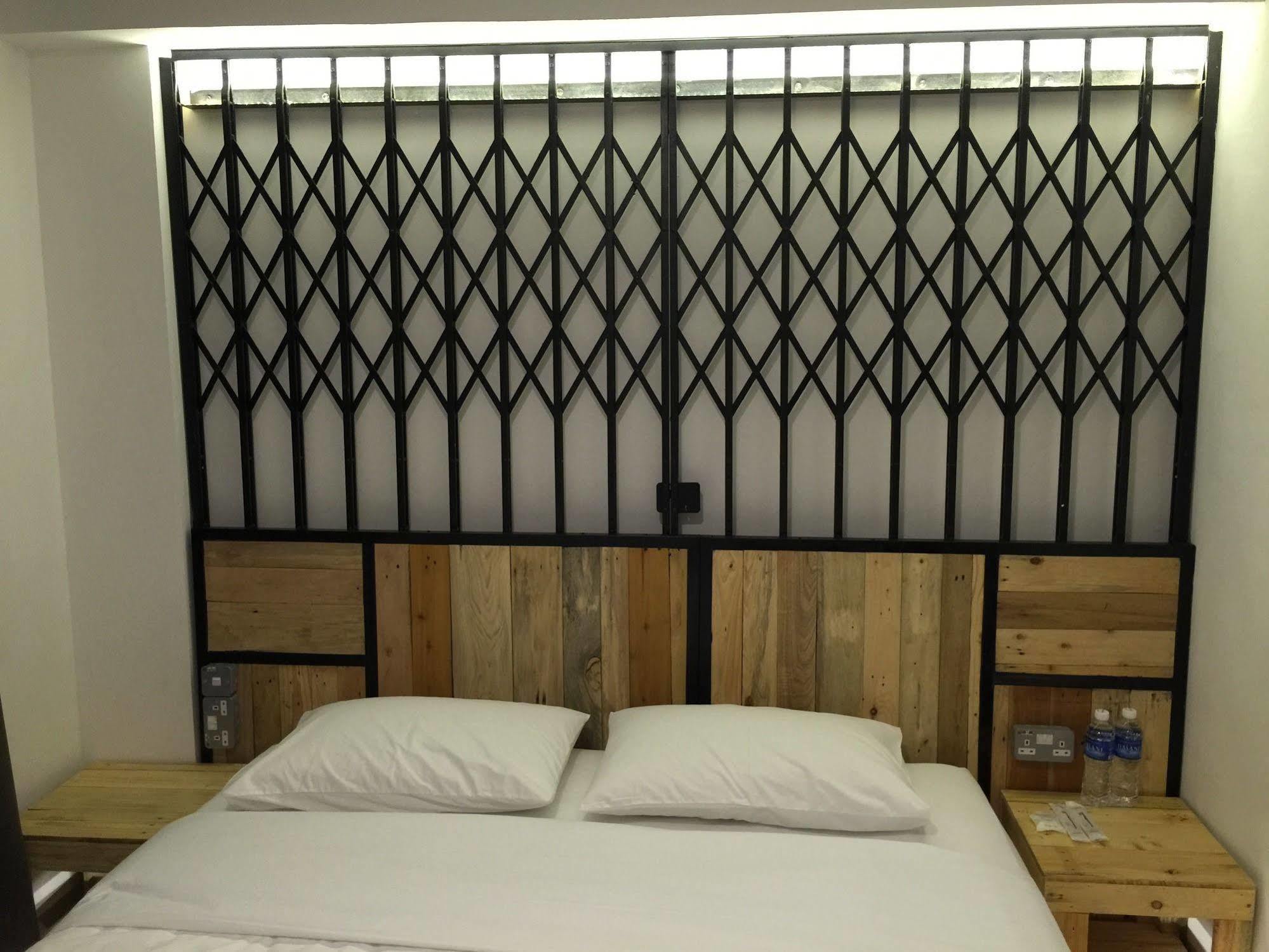 The Oikos Hotel Понтиан Кечил Екстериор снимка