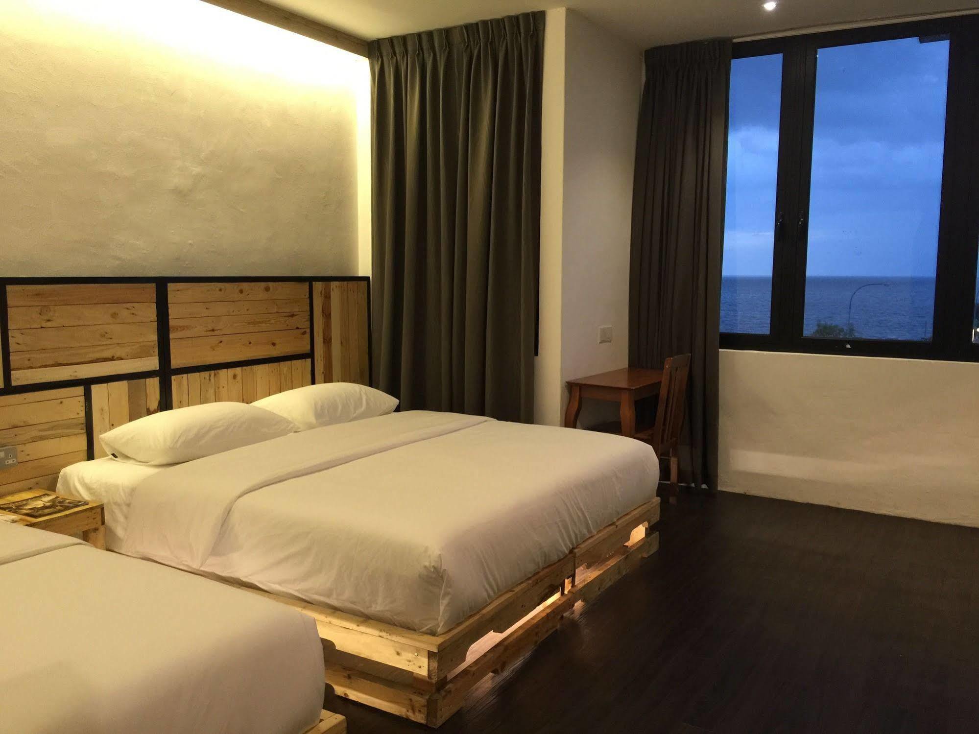 The Oikos Hotel Понтиан Кечил Екстериор снимка